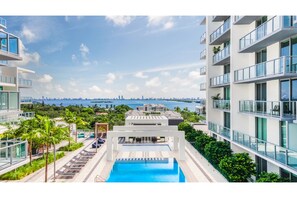 Unclassified image, 3 of 162, button - AEA - Biscayne BLVD Miami (Miami)