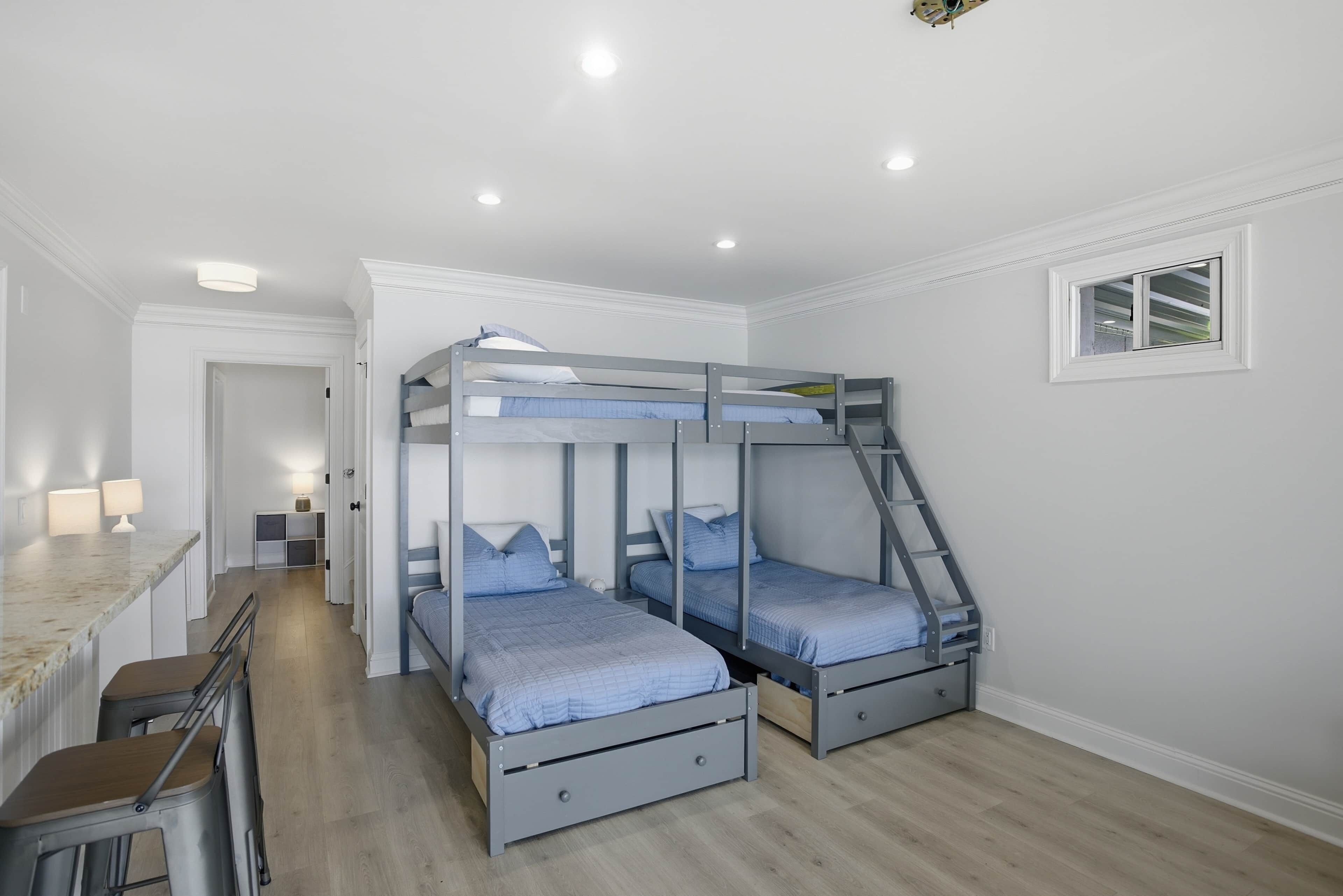 4 bedrooms, iron/ironing board, WiFi, bed sheets