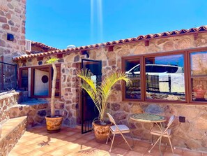 Outdoor dining - John Wayne .\\//. Casa Top Hill (Heroica Mulegé)