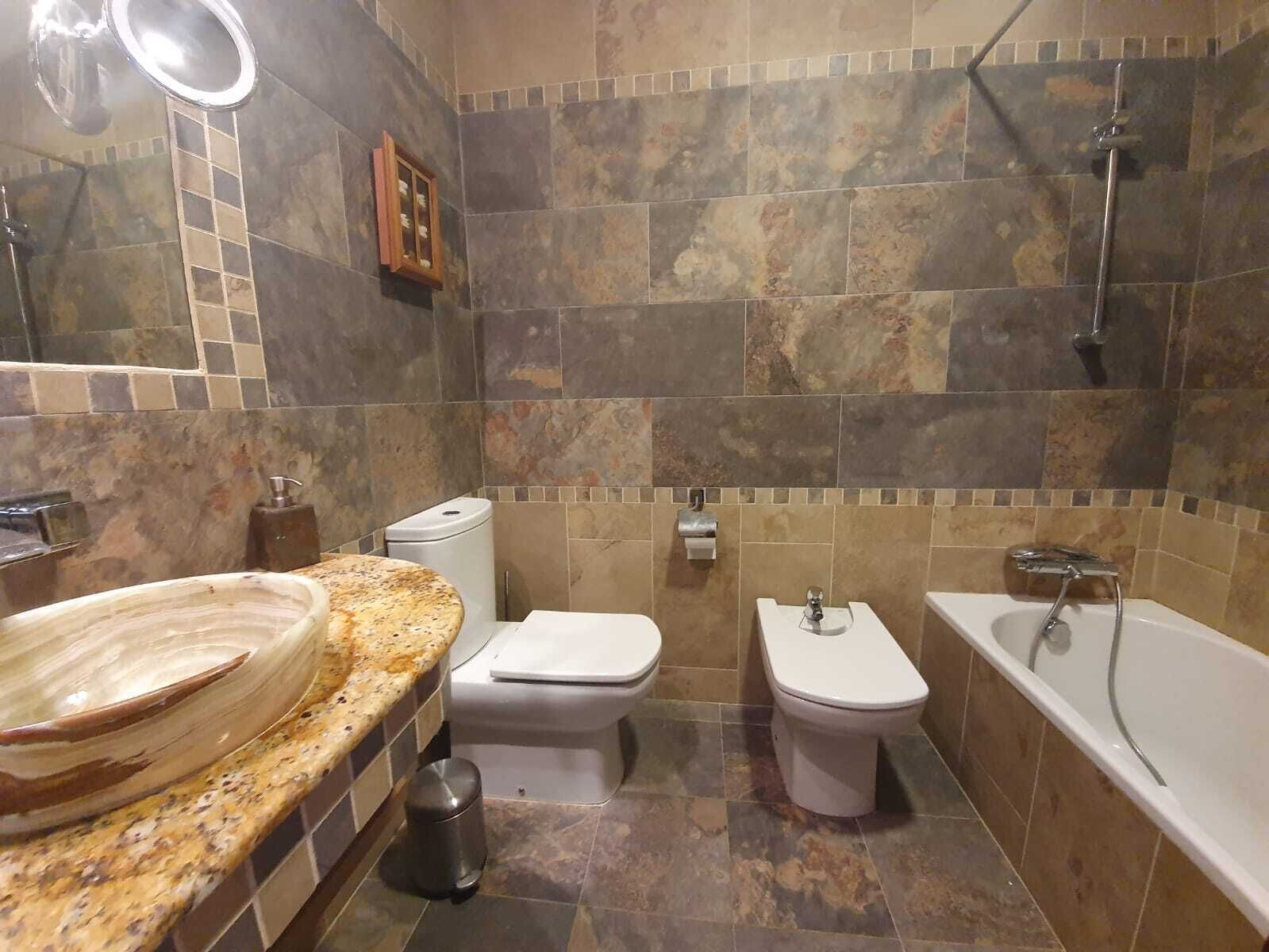 Een douche, een bidet, toiletpapier