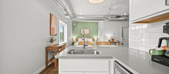 Studio King - Freshwater Inn - Bridgman, MI