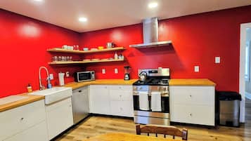 Coffee/tea maker, fridge, microwave, oven