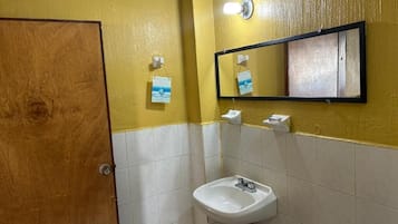 Buồng tắm vòi sen, khăn tắm, xà phòng, giấy vệ sinh