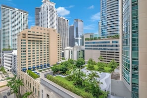 Um edifício alto com vários andares, rodeado por outros edifícios imponentes.