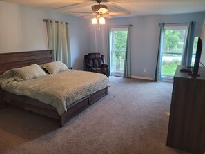 4 bedrooms, WiFi, bed sheets - Spacious, pet-friendly, 4-bedroom house on 7 open acres with a pool (Greenville)