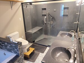 Shower, bidet, towels, soap - Spacious, pet-friendly, 4-bedroom house on 7 open acres with a pool (Greenville)