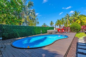Utomhuspool och uppvärmd pool
