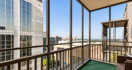 Downtown Atlanta 1BR Condo on 24th Floor with Balcony, Walk to Stadium