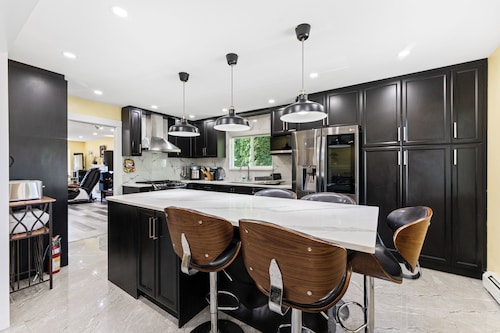 Cozy & Peaceful Home with Chef's Kitchen, Sleeps 7