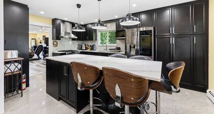 Cozy & Peaceful Home with Chef's Kitchen, Sleeps 7