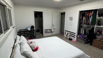 4 bedrooms, WiFi, bed sheets