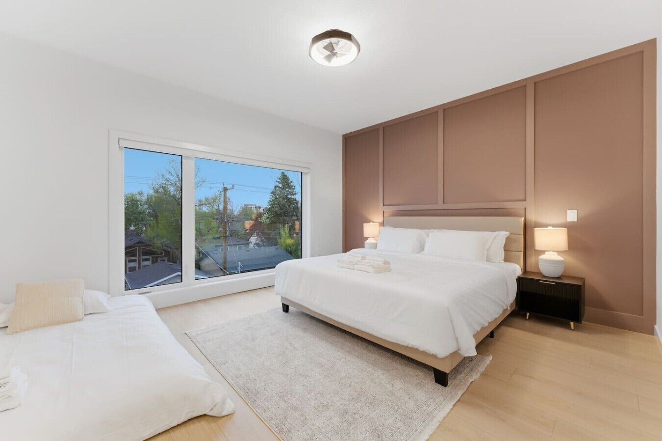 Desk, iron/ironing board, WiFi, bed sheets