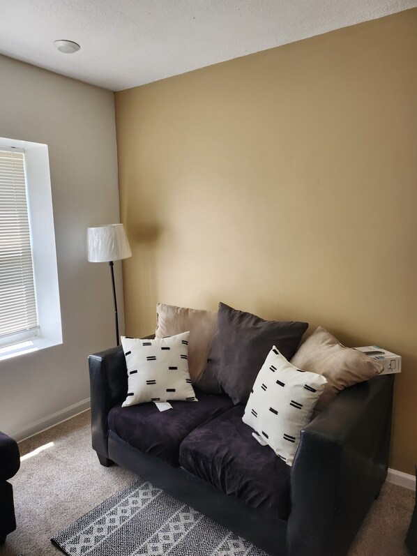 Living area - Cozy 2-bedroom bed & breakfast in serene Kansas City (Kansas City)
