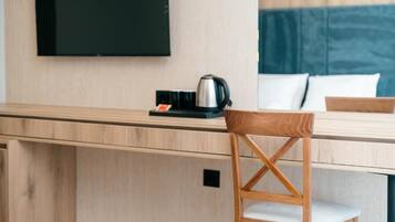 Hochwertige Bettwaren, Schreibtisch, laptopgeeigneter Arbeitsplatz