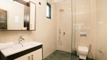 Dusche, Haartrockner, Handtücher, Seife