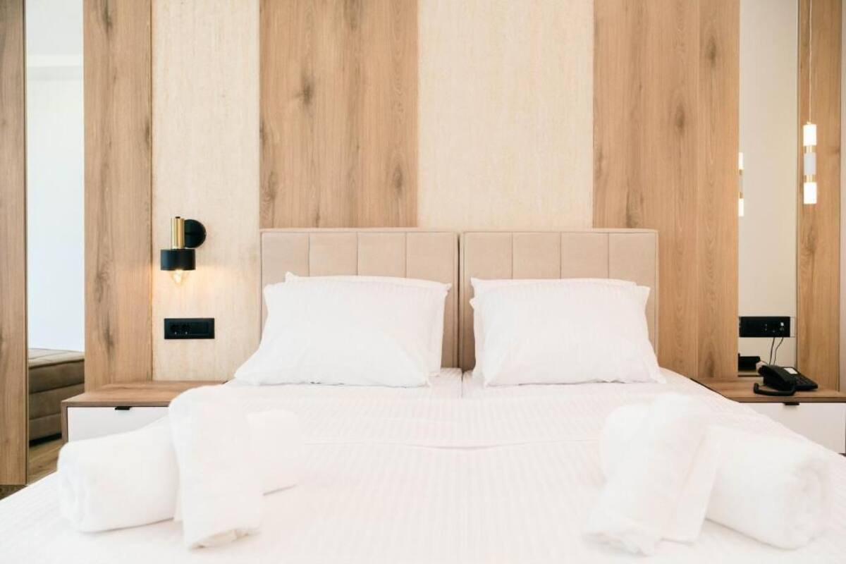 Premium bedding, desk, laptop workspace, WiFi (free)
