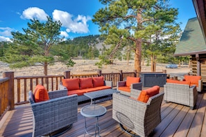 Una terraza con mobiliario de mimbre y un jacuzzi.