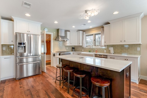 Remodeled, Dog-friendly Cabin in Heart of Downtown With Patio