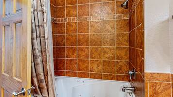 House, Multiple Beds, Mountain View (Tranquil Trails Lodge) | Bathroom