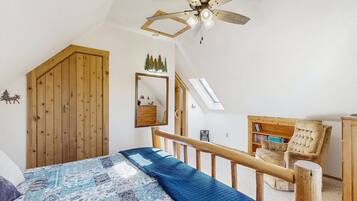 Cabin, Multiple Beds, Mountain View (Laughing Place) | 3 bedrooms, individually decorated, individually furnished, bed sheets