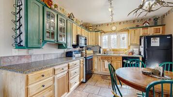 Cabin, Multiple Beds, Mountain View (Laughing Place) | Private kitchen