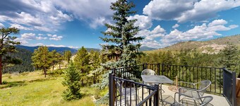 Spacious Cabin With Stunning Views, Wifi, Fully Stocked Kitchen & W/D