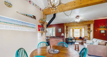 Spacious Cabin With Stunning Views, Wifi, Fully Stocked Kitchen & W/D
