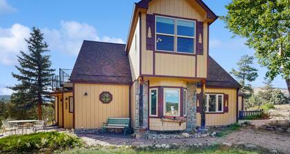 Spacious Cabin With Stunning Views, Wifi, Fully Stocked Kitchen & W/D