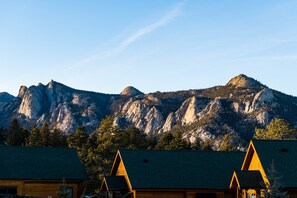 Eine Berglandschaft mit einer Hütte und einem dreieckigen Dach.