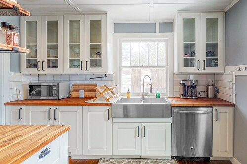Renovated Mountain View Home With Patio, Grill, Sauna, Washer/dryer, & Wifi