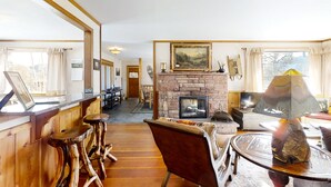 A cozy living room with a fireplace, wooden bar, and comfortable seating. - Delightful Getaway With Free Wifi, a Wood Fireplace, Washer/dryer, & Great Views (Estes Park)