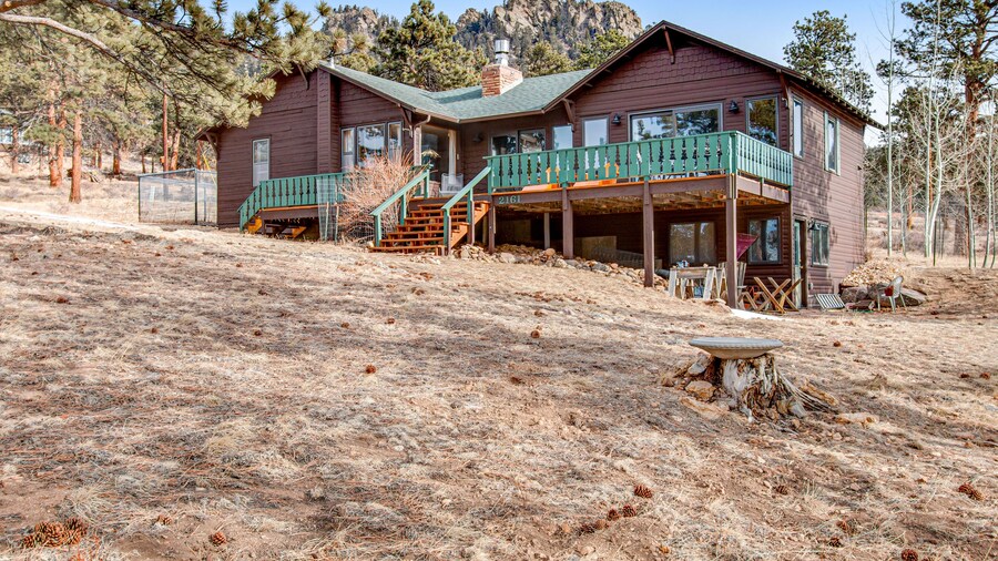 Delightful Getaway With Free Wifi, a Wood Fireplace, Washer/dryer, & Great Views