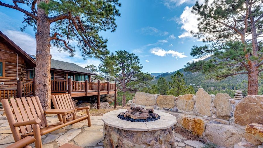 Historic Cabin With Mountain Views, Private W/d, & Furnished Deck