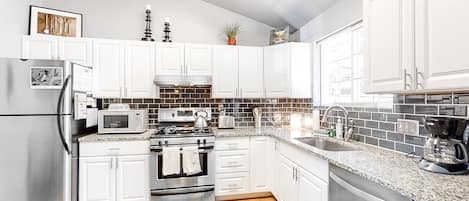 Casa, varias camas, vistas al jardín (Morgan Pine House) | Cocina privada