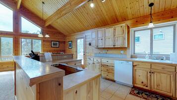 Cabin, Multiple Beds, Mountain View (Twin Pines Cabin) | Private kitchen