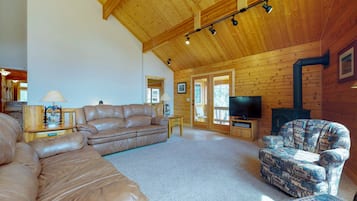 Cabin, Multiple Beds, Mountain View (Twin Pines Cabin) | Living area