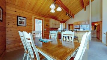 Cabin, Multiple Beds, Mountain View (Twin Pines Cabin) | 2 bedrooms, individually decorated, individually furnished, bed sheets