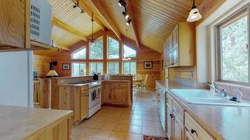 Cabin, Multiple Beds, Mountain View (Twin Pines Cabin) | Private kitchen