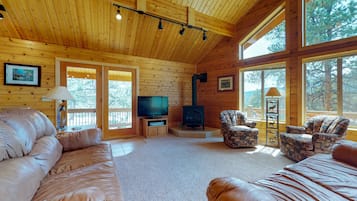 Ferienhütte, Mehrere Betten, Bergblick (Twin Pines Cabin) | Wohnbereich