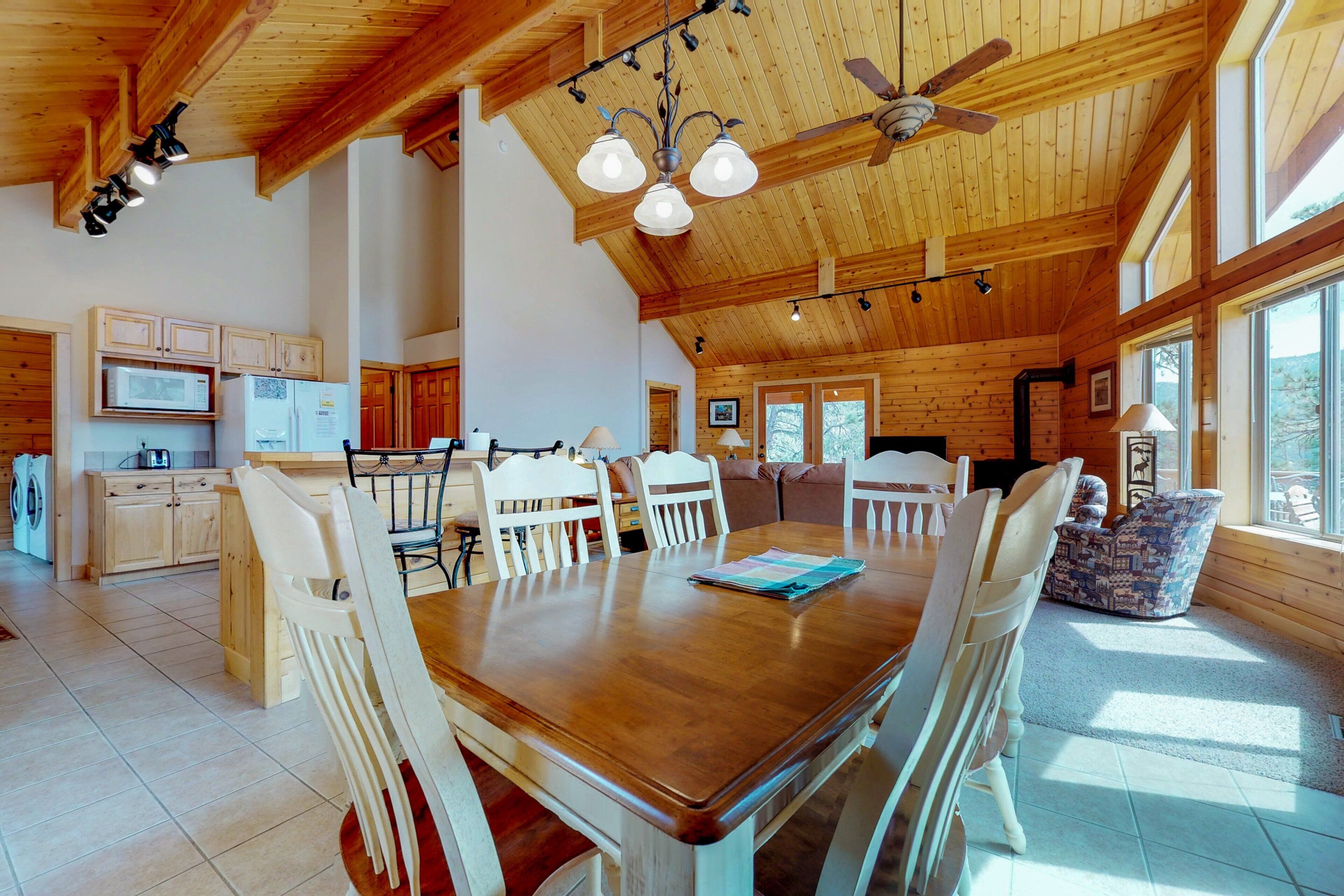 Stuga - flera sängar - utsikt mot bergen (Twin Pines Cabin) | 2 sovrum, individuell inredning, unika möbler och sängkläder