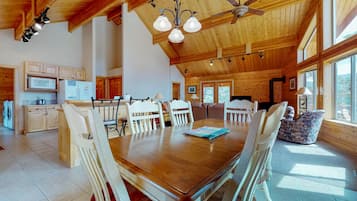 Stuga - flera sängar - utsikt mot bergen (Twin Pines Cabin) | 2 sovrum, individuell inredning, unika möbler och sängkläder
