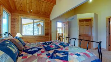Cabaña, varias camas, vistas a la montaña (Twin Pines Cabin) | 2 dormitorios, decoración individual, mobiliario individual