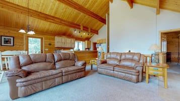 Huisje, meerdere bedden, uitzicht op bergen (Twin Pines Cabin) | Woonruimte