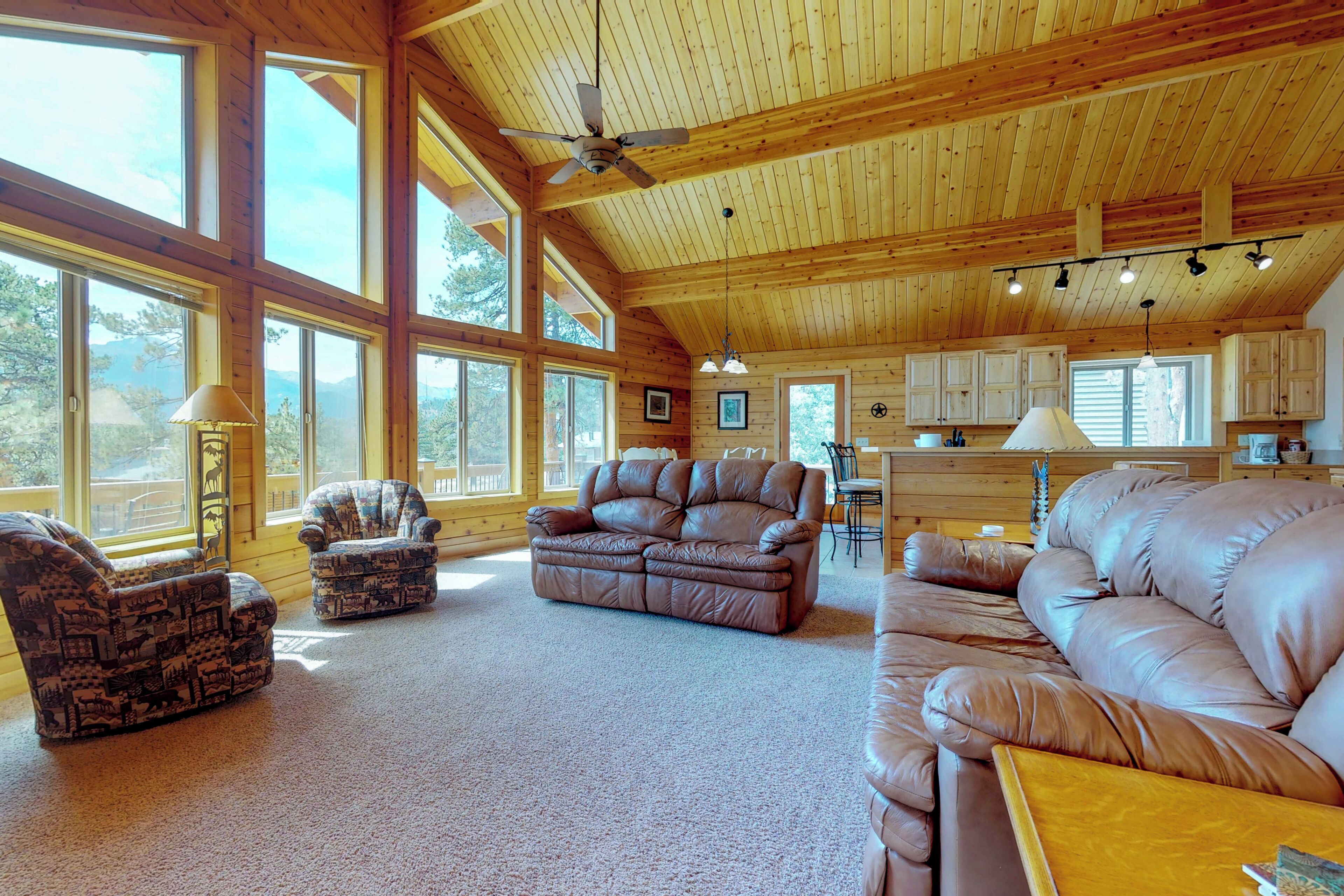 Cabaña, varias camas, vista a la montaña (Twin Pines Cabin) | Área de sala de estar