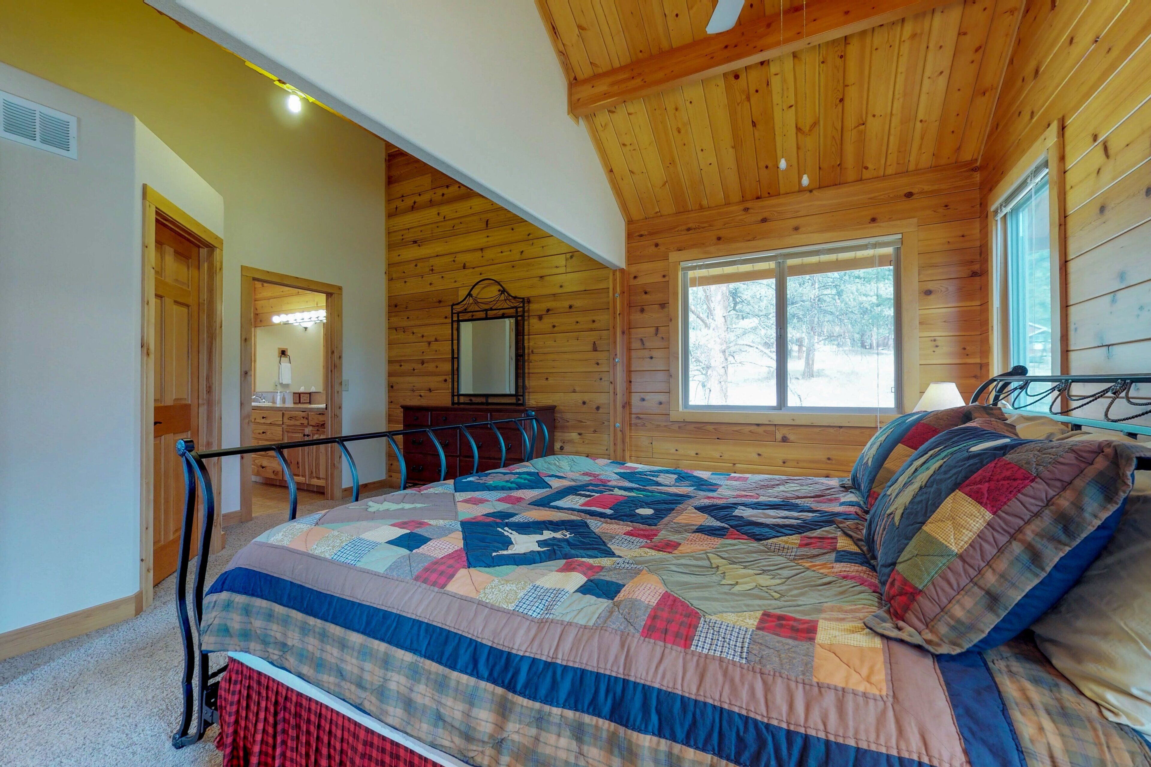 Huisje, meerdere bedden, uitzicht op bergen (Twin Pines Cabin) | 2 slaapkamers, individueel gedecoreerd, individueel gemeubileerd