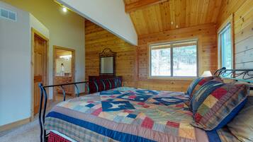 Huisje, meerdere bedden, uitzicht op bergen (Twin Pines Cabin) | 2 slaapkamers, individueel gedecoreerd, individueel gemeubileerd