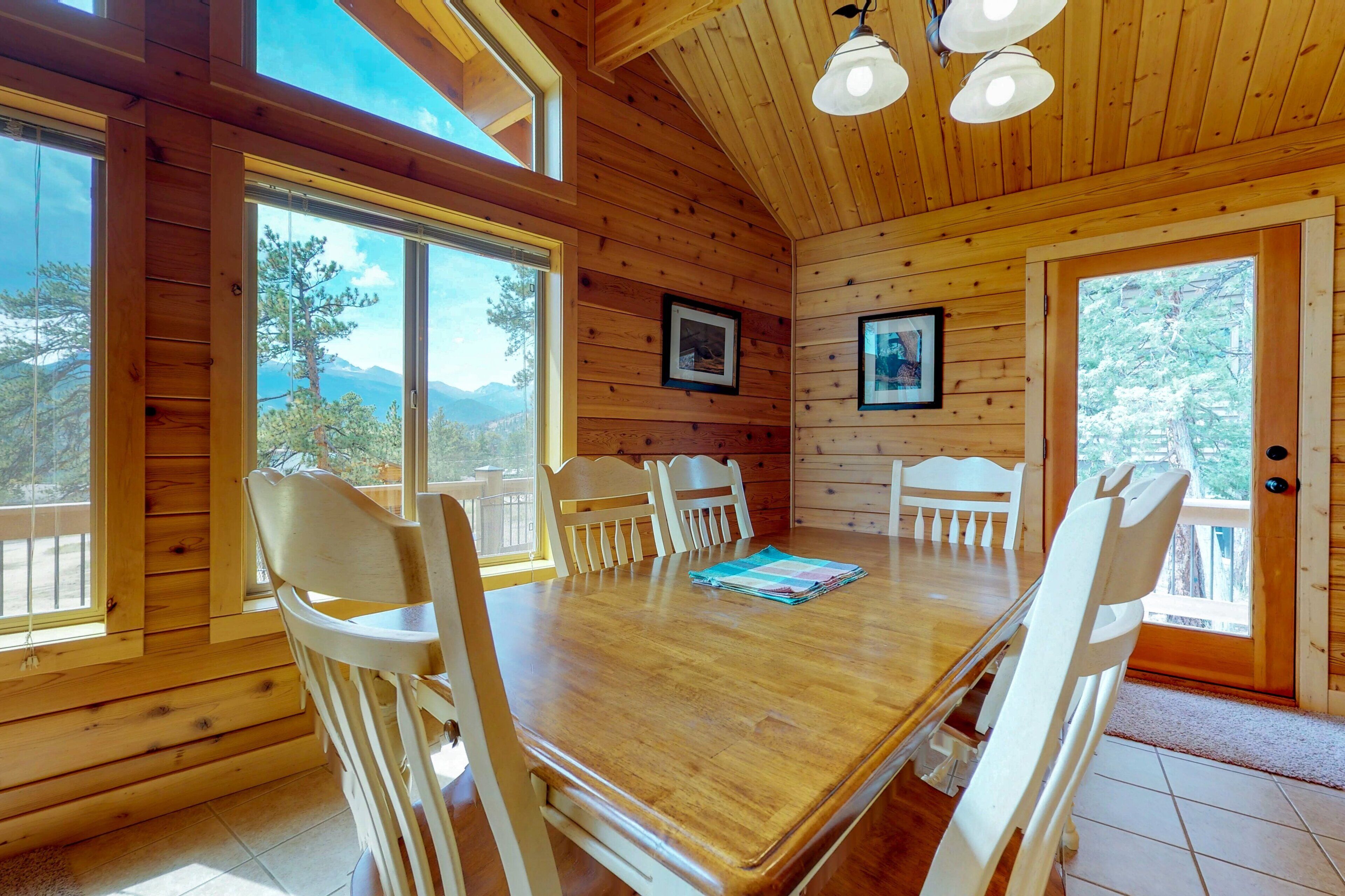 Ferienhütte, Mehrere Betten, Bergblick (Twin Pines Cabin) | 2 Schlafzimmer, individuell dekoriert, individuell eingerichtet