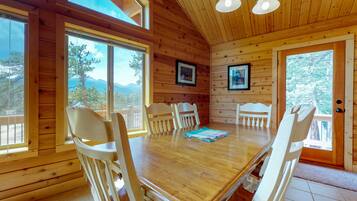Ferienhütte, Mehrere Betten, Bergblick (Twin Pines Cabin) | 2 Schlafzimmer, individuell dekoriert, individuell eingerichtet