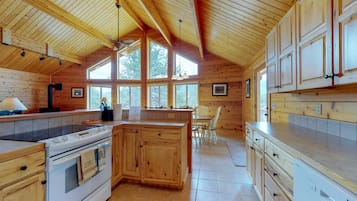 Cabin, Multiple Beds, Mountain View (Twin Pines Cabin) | Private kitchen