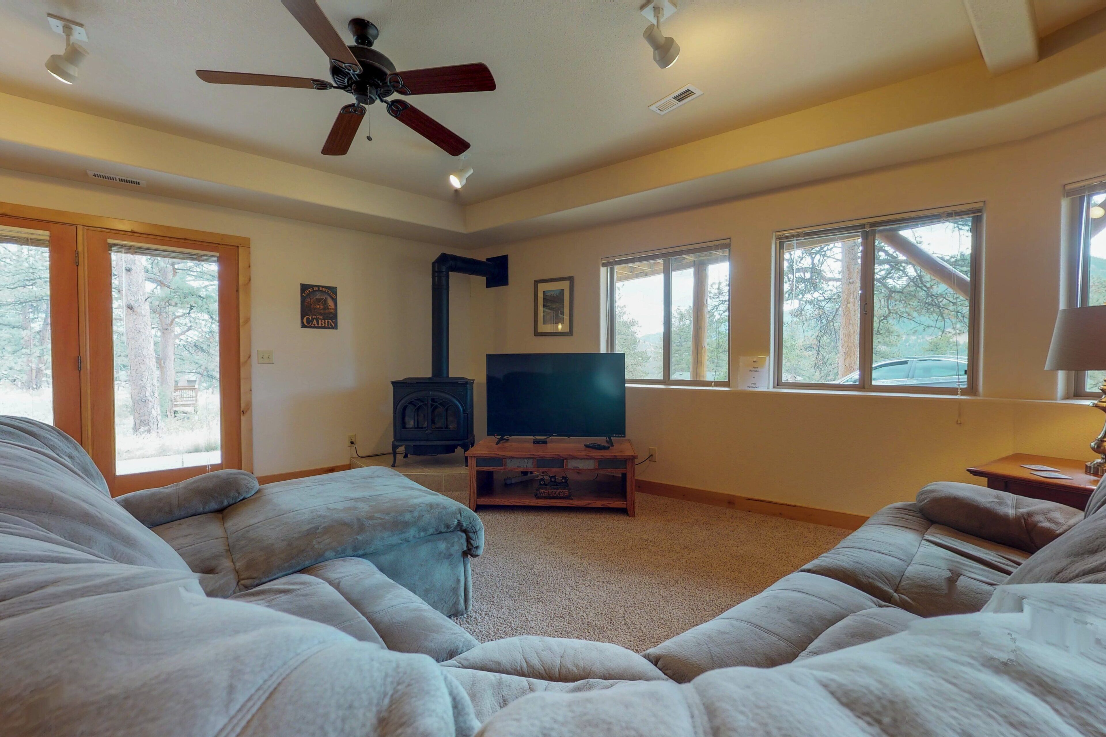 Cabin, Multiple Beds, Mountain View (Twin Pines Cabin) | Living area